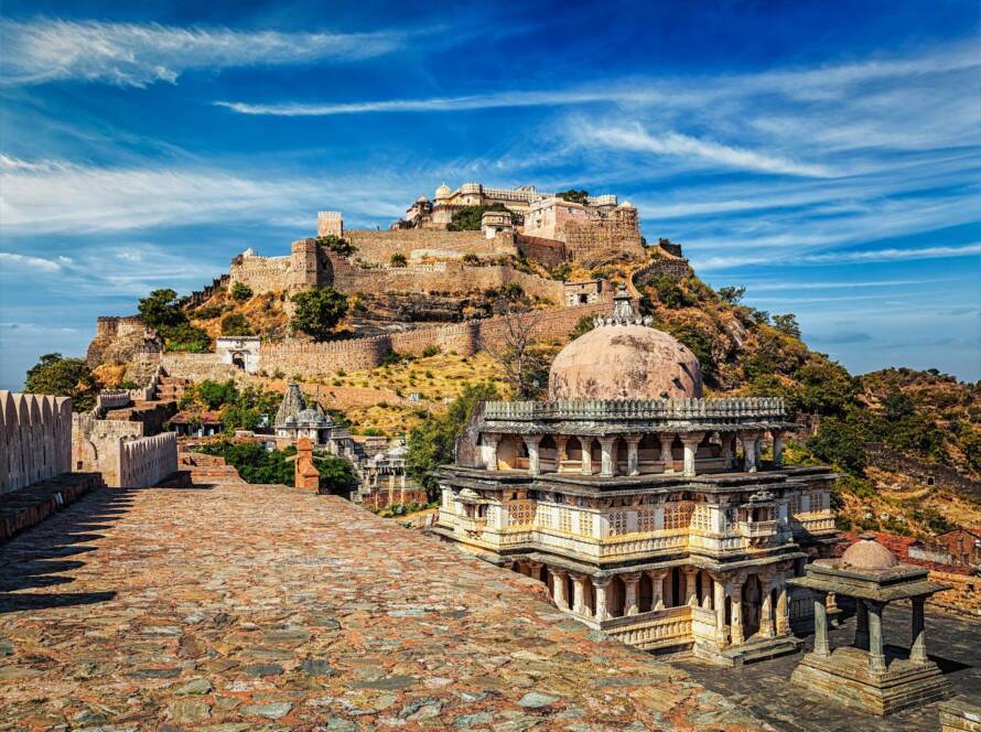Kumbhalgarh Fort’s massive walls and royal structures rising over the Aravalli hills, a remarkable site among tourist places to visit in Rajasthan.