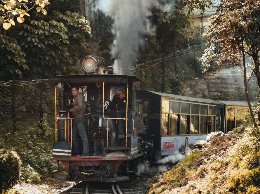 generate an short alt text for this including the keyword "Best Hill Stations in India"